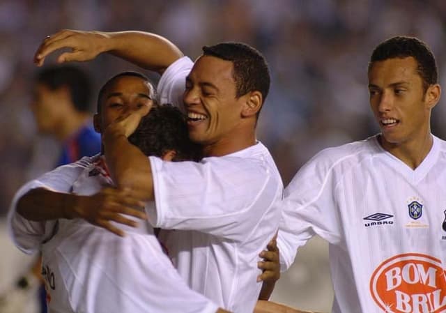 Em 2003, Santos voltou à Libertadores após ausência de 19 anos. Nas oitavas, equipe, que tinha Ricardo Oliveira, Robinho e Diego, superou o Nacional (URU) nos pênaltis, na Vila. após empates por 4 a 4, em Montevidéu, e 2 a 2, em Urbano Caldeira