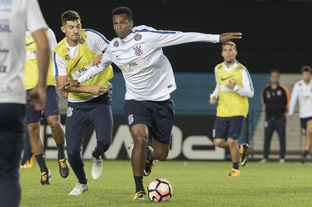 Jô em treino do Corinthians na Argentina