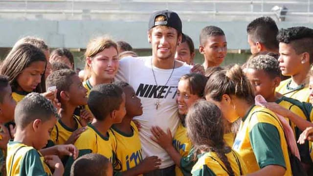 Não é só com festas que o craque gasta seu dinheiro. Neymar idealizou o Instituto Neymar JR (INJR) e pôs em prática a instituição que ajuda cerca de 10 mil pessoas direta e indiretamente.