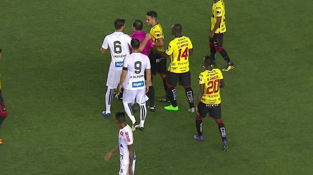 Bruno Henrique foi expulso ao cuspir em Damián Díaz, reduzindo as chances do Santos buscar o empate contra o Barcelona de Guayaquil. O Peixe perdeu por 1 a 0 e foi eliminado da Libertadores