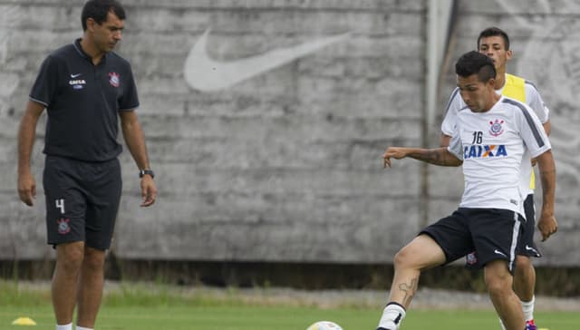 Petros e Carille durante treino do CT em 2015