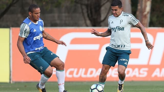 Jogadores do Palmeiras fizeram treino recreativo antes da viagem ao Rio de Janeiro