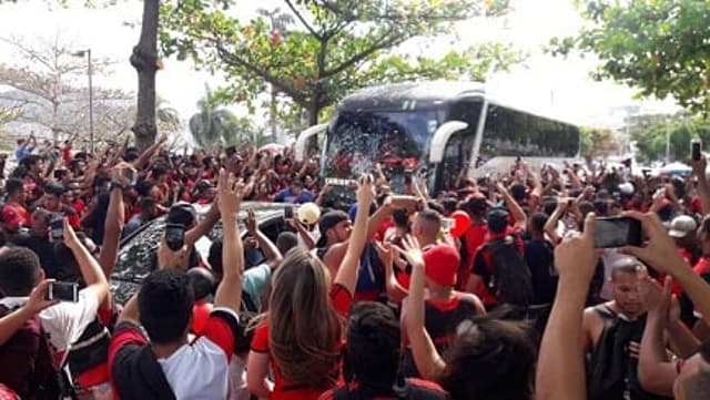 Torcida faz a festa na chegada do ônibus no aeroporto