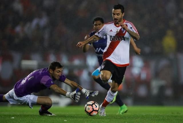 Ignacio Scocco abriu o marcador no massacre do River sobre o Jorge Wilstermann