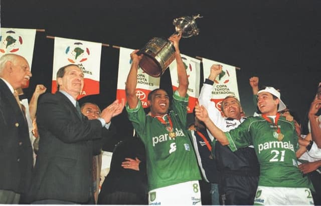 O Palmeiras foi outro a ser campeão da Libertadores vindo de uma conquista na Copa do Brasil. Acontecem em 1999, quando bateu o Deportivo Cali na final