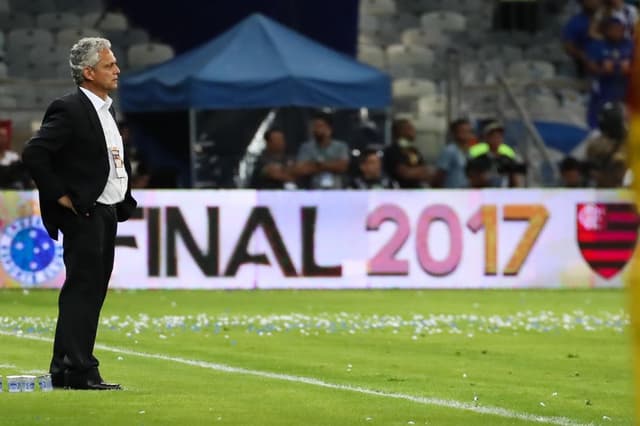 Rueda à beira do campo na final do Copa do Brasil. O treinador tem muito trabalho pela frente