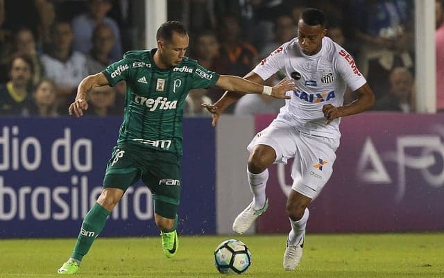 Palmeiras e Santos se enfrentam neste sábado, às 19h, no Allianz Parque, em mais um clássico com cara de decisão entre as duas equipes. O vencedor desta noite vai se credenciar a principal rival do Corinthians na briga pelo título, em um jogo repleto de feitos importantes nos últimos três anos. Relembre eles na galeria!