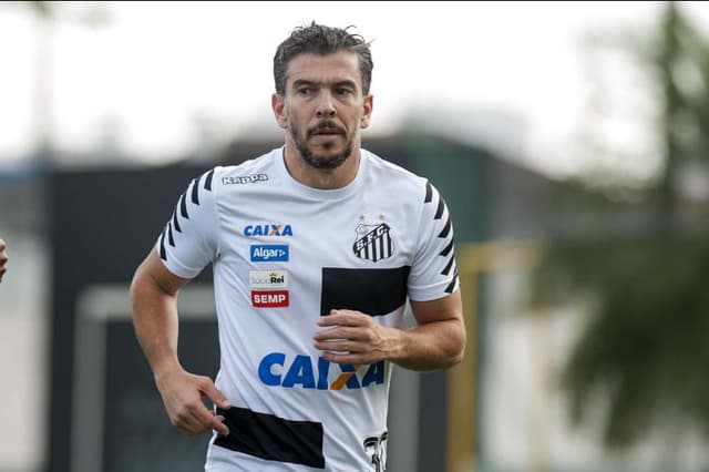 Leandro Donizete ganha chances no Santos