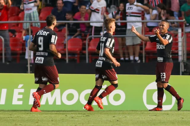 São-paulinos comemoram gol de Marcos Guilherme no Morumbi