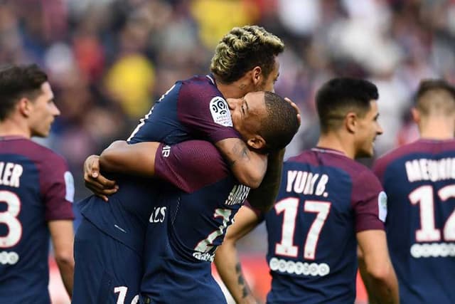 Neymar - O atacante da Seleção voltou a brilhar com a camisa do PSG. O camisa 10 marcou dois gols na goleada de 6 a 2 sobre o Bordeaux, um deles de pênalti, e pôs fim a polêmica com Cavani, dando assistência para gol do uruguaio.