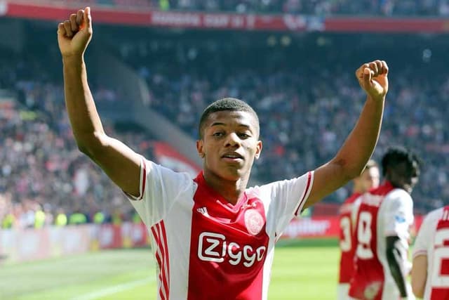 Imagens de David Neres pelo Ajax