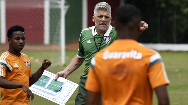 Léo Percovich comanda treino na base de Xerém. Confira as imagens a seguir