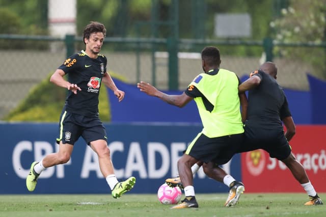 Rodrigo Caio treina pela Seleção no CT do São Paulo