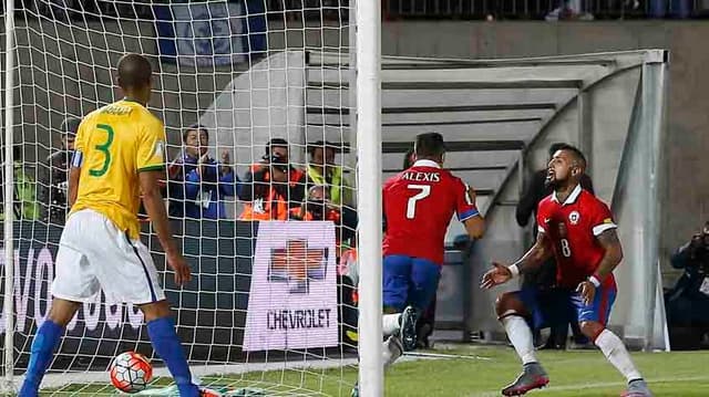 Na primeira rodada das atuais Eliminatórias, o Brasil, comandado por Dunga, perdeu para o Chile por 2 a 0. No banco chileno estava Sampaoli, atual treinador da Argentina. Vargas e Alexis Sanchez, que jogarão nesta terça, foram os autores dos gols em Santiago