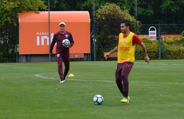 Petros foi liberado para treinar após ser poupado com dores