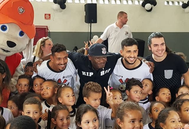 Léo Príncipe e Camacho em ação do Corinthians