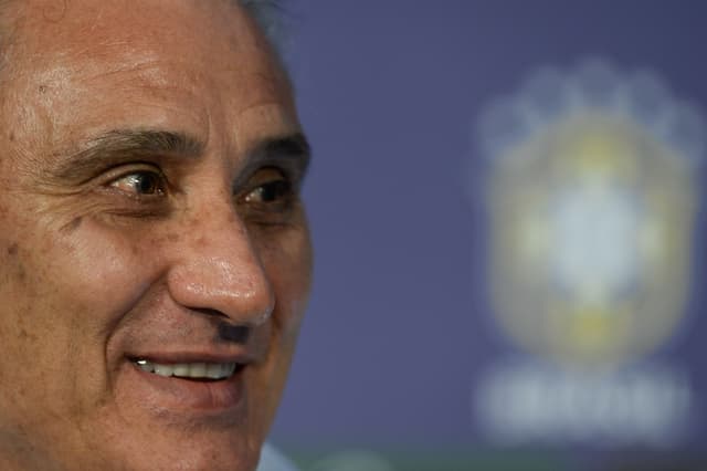 Tite escolheu o zagueiro Marquinhos para usar a braçadeira de capitão no jogo entre Brasil e Chile, às 20h30 desta terça-feira, no Allianz Parque. Será o 13º atleta diferente a ocupar o posto com o treinador. Relembre todos.