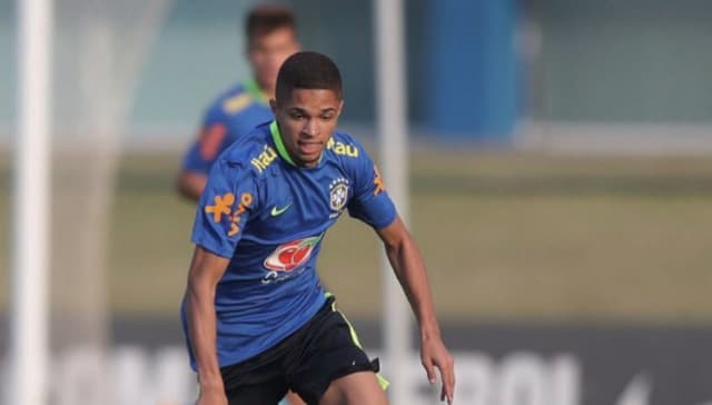 Vitinho, de 17 anos, tem contrato até 2021