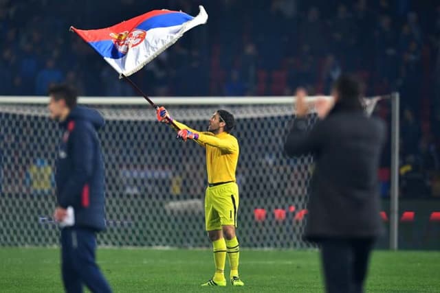 Vladimir Stojkovic, goleiro da Sérvia, também fez a festa com a classificação