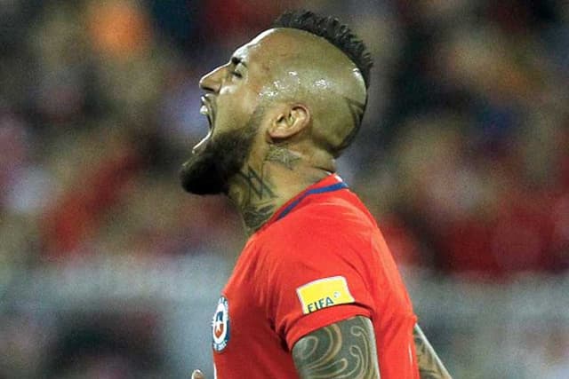 Aos 30 anos, Arturo Vidal vai ter que ver a Copa pela TV. O Chile perdeu de 3 a 0 para o Brasil e não se classificou. Ele nem jogou por estar suspenso e anunciou sua aposentadoria da seleção