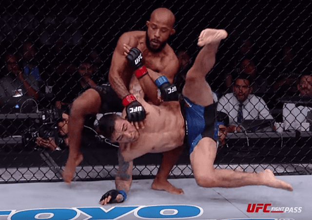 Demetrious Johnson finalizou Ray Borg com uma chave de braço