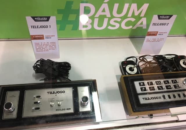 Imagens de consoles na exposição 'Evolução do Videogame'