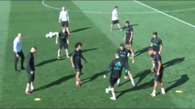 CR7 dá 'caneta com elástico' em companheiro de Real em treino