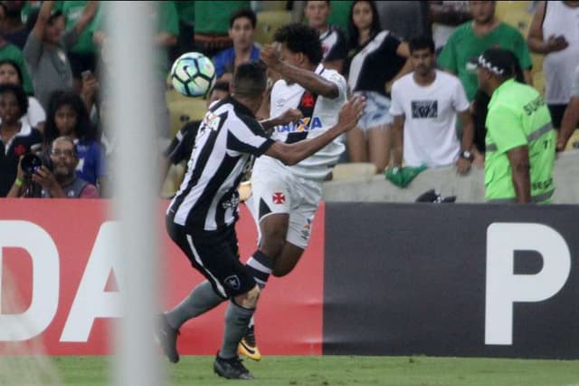 O jogador Paulo Vítor, do Vasco, arriscou uma lambreta que rendeu polêmica na reta final do clássico diante do Botafogo. Botafoguenses cercaram o atacante, e iniciaram um tumulto no Maracanã, no jogo vencido por 1 a 0 pelo Cruz-Maltino no Brasileirão.