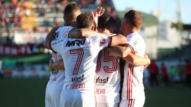 Flamengo venceu a Chapecoense com gol de Diego e respirou no Brasileiro, ainda em sétimo