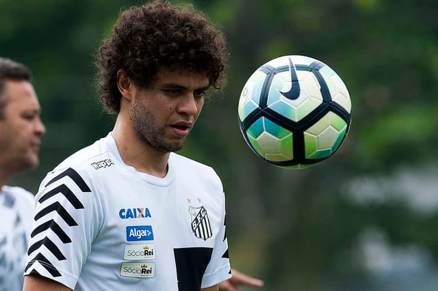 Ferraz treinou com bola e está próximo de retornar ao grupo