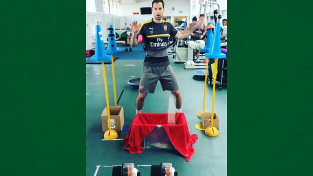 Petr Cech faz treino de reflexo com bolinhas de ping pong