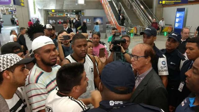 Antônio Lopes foi o primeiro a aparecer no saguão e o último a entrar no ônibus (Felippe Rocha/Lancepress!)