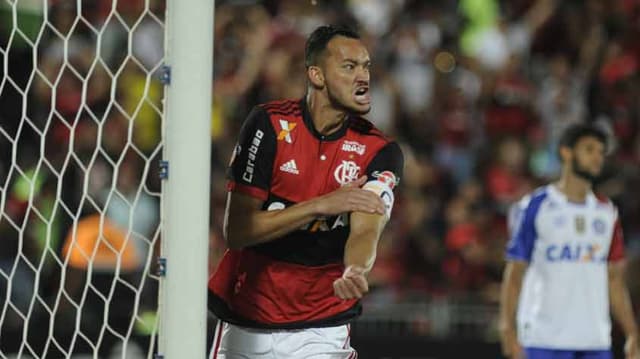 Réver marcou duas vezes e garantiu o triunfo do Flamengo, ao lado de Diego, por 4 a 1, diante do Bahia. Veja uma galeria de fotos do confronto