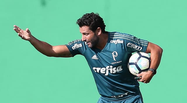 Alberto Valentim ganha força para ficar no Palmeiras