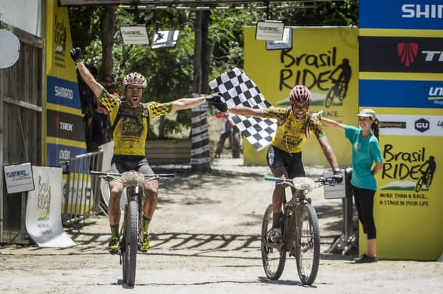 Henrique Avancini e Jiri Novak cruzam a linha de chegada neste domingo, em Porto Seguro