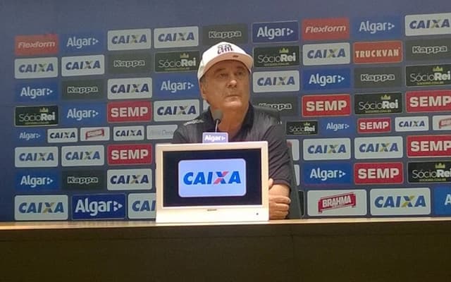 Levir Culpi defendeu Lucas Lima e Zeca, que sofreu com os santistas na tarde deste domingo