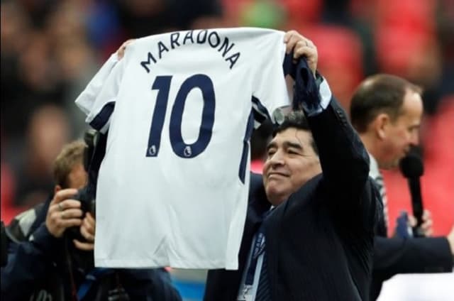 Maradona homenageado com uma camisa do Tottenham