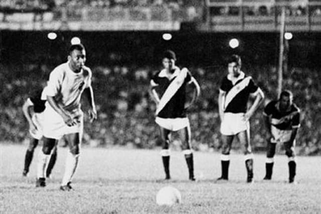 Em 1969 viveu um dos momentos mais emocionantes ao marcar o milésimo gol de sua carreira na vitória de 2 a 1 do Santos sobre o Vasco. O goleiro vascaíno Andrada não conseguiu defender o pênalti cobrado por Pelé