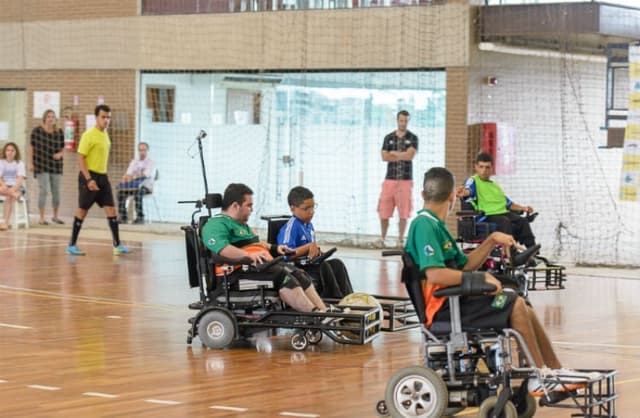 O futebol em cadeira de rodas, também chamado de Power Soccer, reúne competidores de todos os sexos