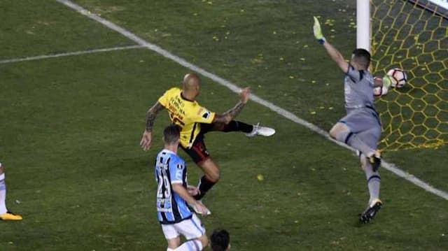 Na última quarta-feira, o goleiro gremista MARCELO GROHE repercutiu no mundo ao fazer defesa à queima-roupa em finalização de Ariel, em goleada por 3 a 0 do Grêmio sobre o Barcelona-EQU.