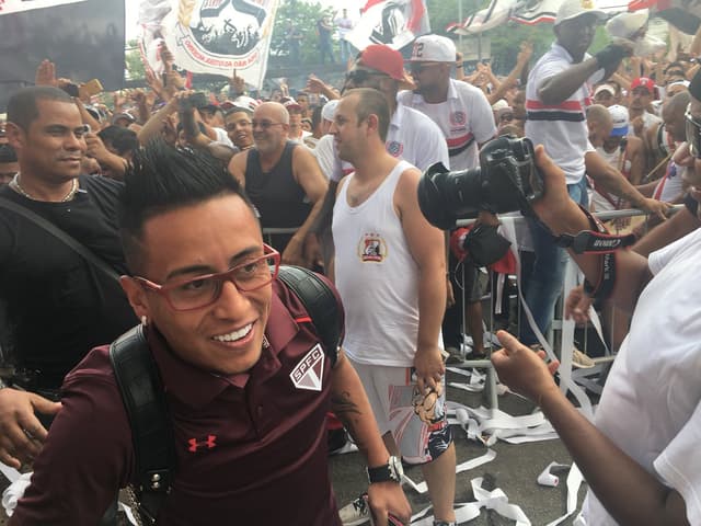 Cueva passou no meio da torcida do São Paulo no CT