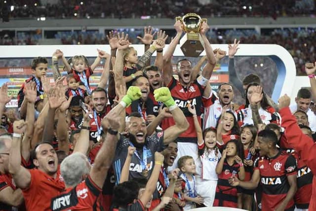 17 de janeiro - Os quatro principais campeonatos estaduais começam nessa data; Carioca, Paulista, Mineiro e Gaúcho colocam em campo 12 dos grandes clubes brasileiros no início da temporada. Flamengo (foto), Corinthians, Atlético-MG e Novo Hamburgo são os atuais campeões