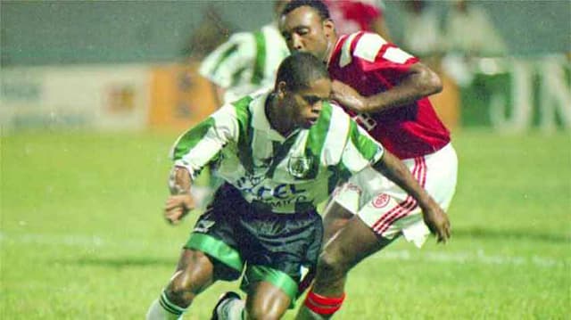 O América-MG foi quem mais caiu da Série A para a B nesta Era LANCE! O Coelho amargou quatro rebaixamentos neste período:&nbsp;1998 (foto), 2001, 2011 e 2016.