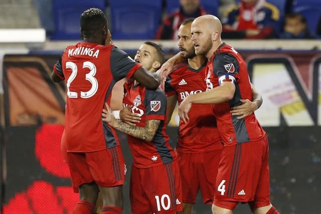 Jogadores do Toronto FC vibram com gol de Giovinco