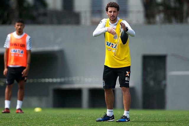 Elano está no comando do Santos até o final do ano