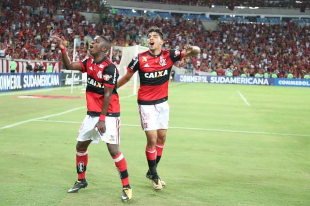 Vinicius Júnior festeja classificação ao lado de Paquetá