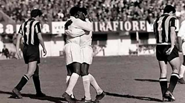 1962 - O Santos encarou o Penãrol &nbsp;na decisão e o grande destaque foi o Rei Pelé, que brilhou na grande final, com dois gols importantes.