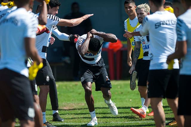 Caju recebe trote do elenco do Santos