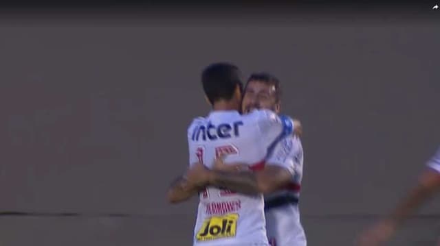 Hernanes comemora com Pratto o gol do São Paulo