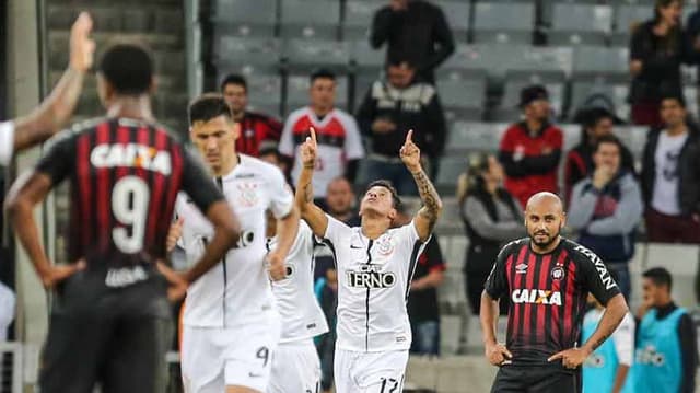 Após ver seus concorrentes encostarem, o Timão venceu duas seguidas e voltou a ter oito pontos de vantagem na liderança. Grêmio é de novo o vice-líder. Faltam cinco jogos para o fim do Brasileirão e o hepta está mais perto. Veja a construção da liderança...